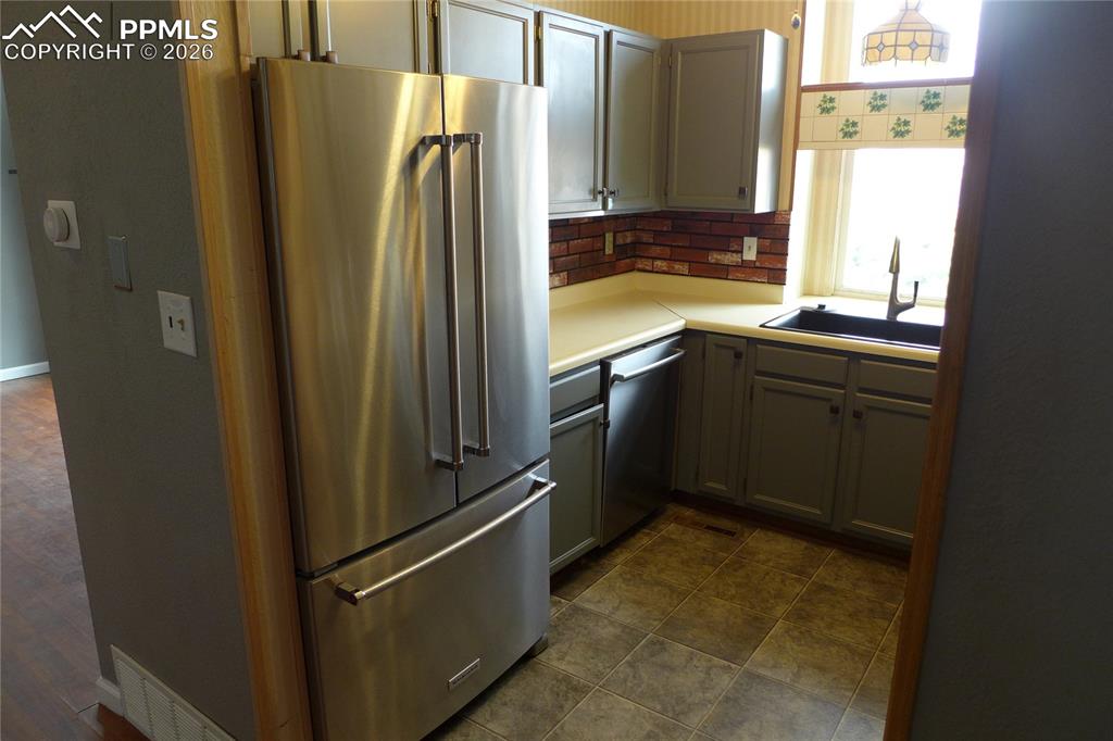 Image 5 of 10: Kitchen