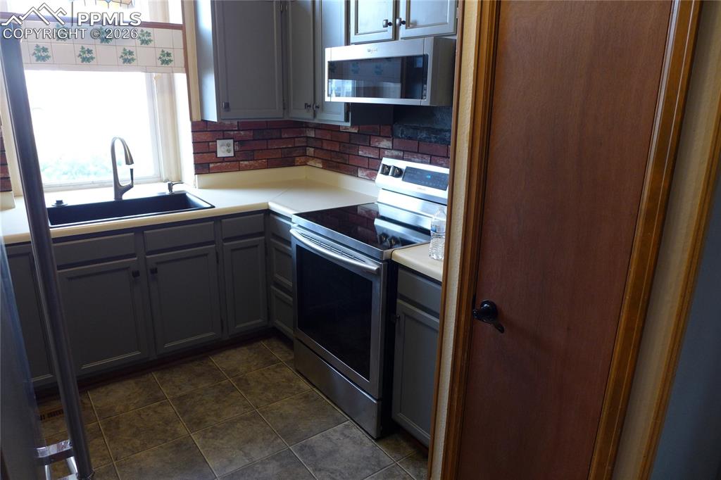 Image 6 of 10: Kitchen