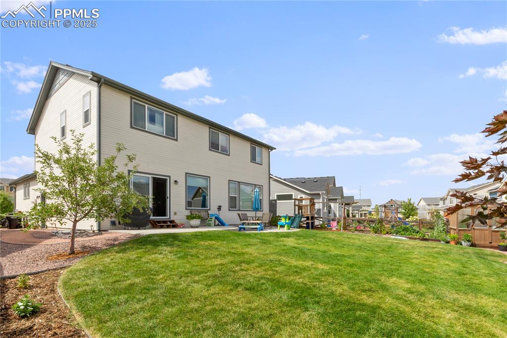 Image 33 of 38: Lots of back yard space