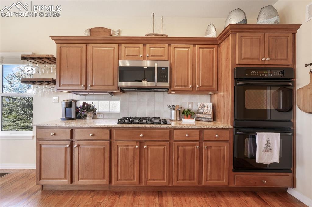 Image 20 of 50: Kitchen