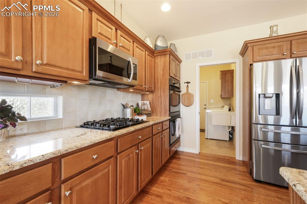 Image 21 of 50: Kitchen