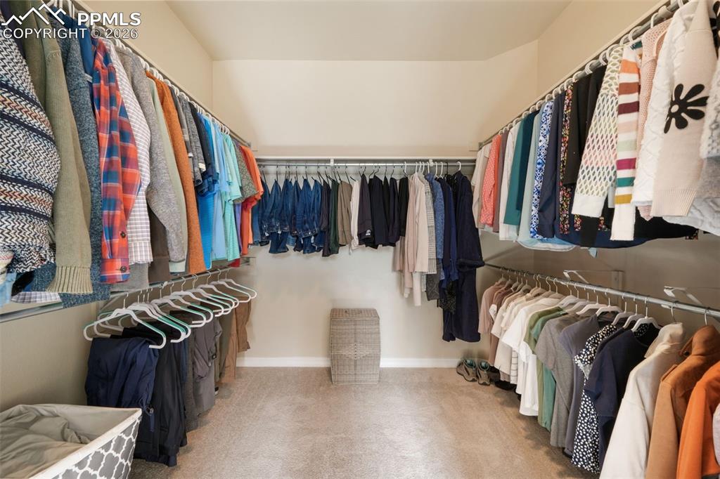 Image 34 of 50: Closet