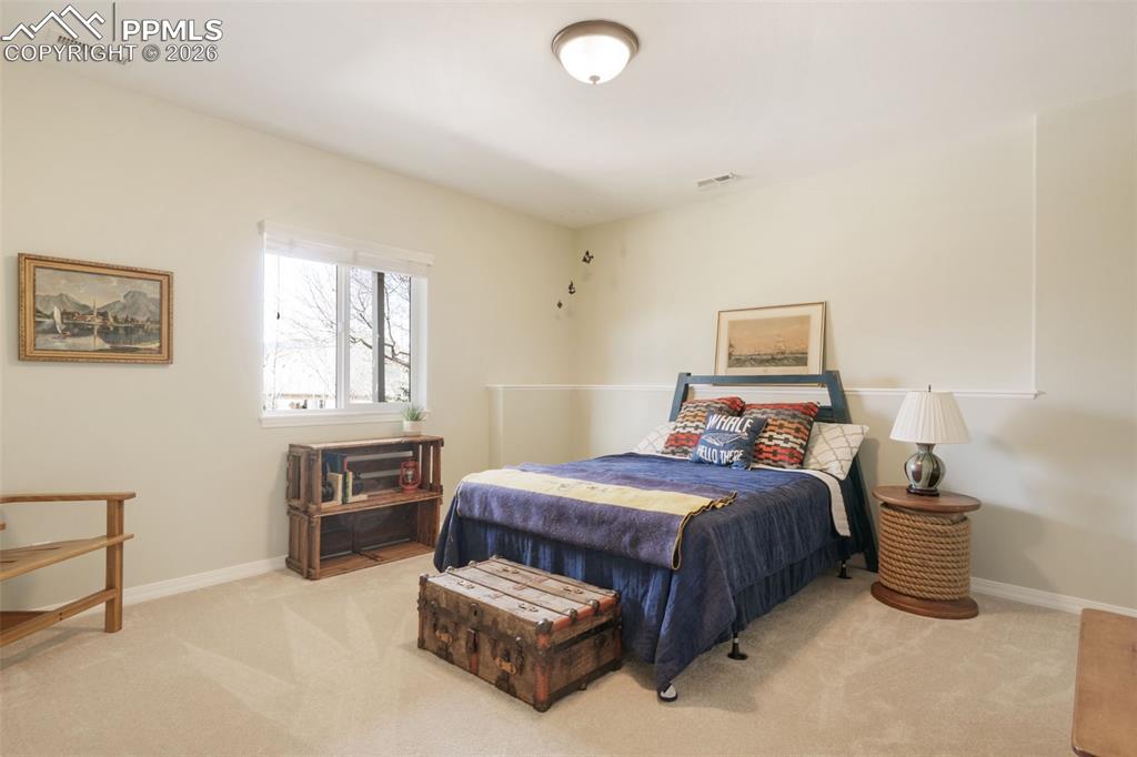 Image 39 of 50: Bedroom