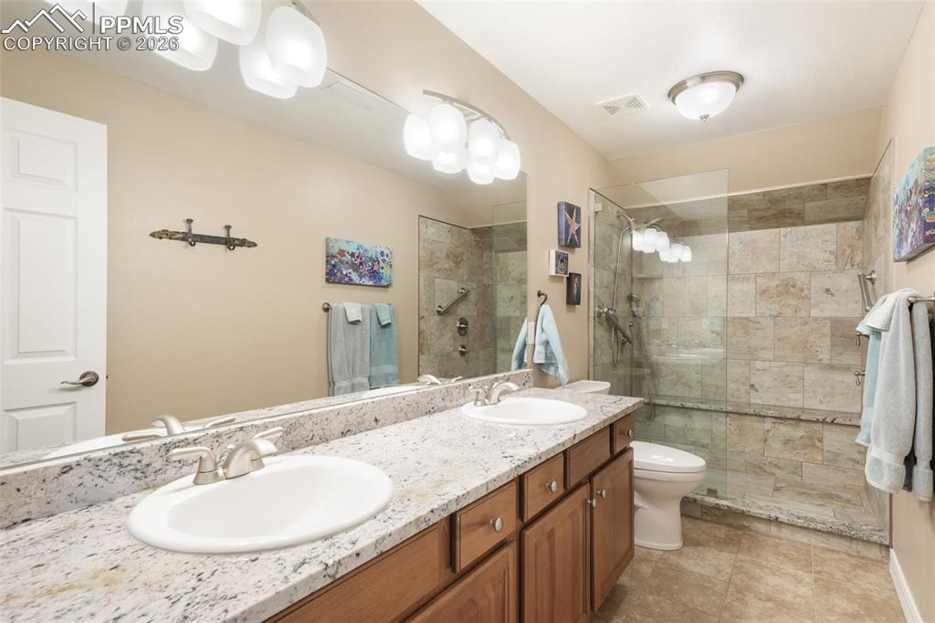 Image 41 of 50: Bathroom