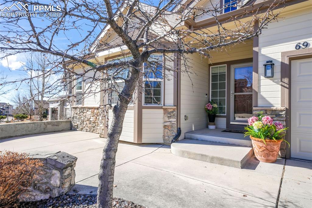 Image 6 of 50: Entry