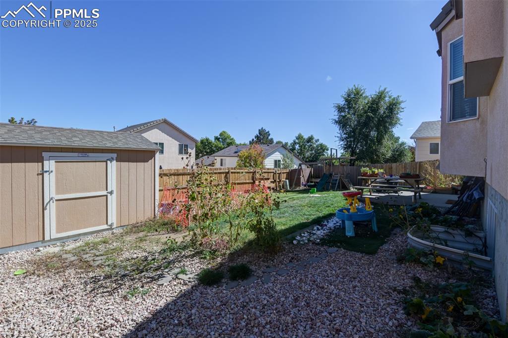 Image 30 of 36: Yard