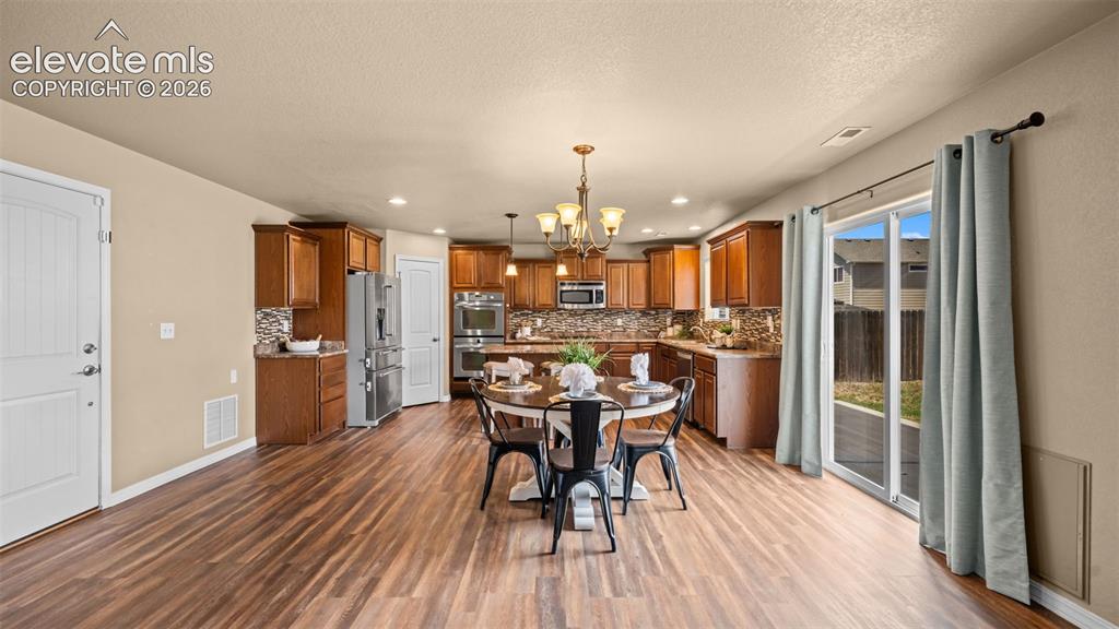 Image 10 of 35: Dining Area
