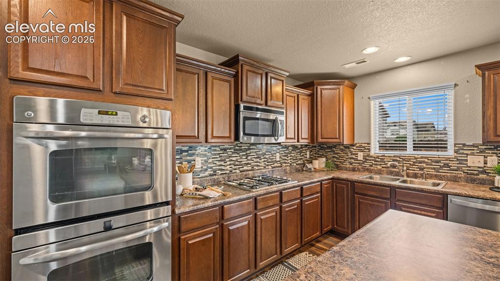 Image 14 of 35: Kitchen