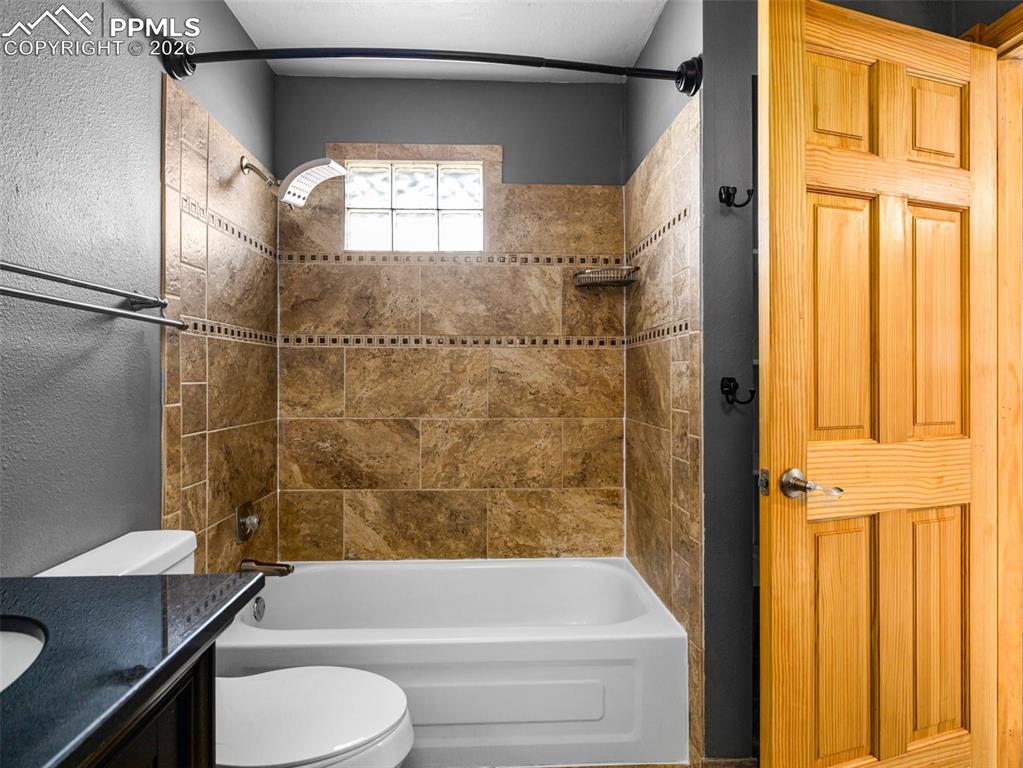 Image 16 of 39: Bathroom