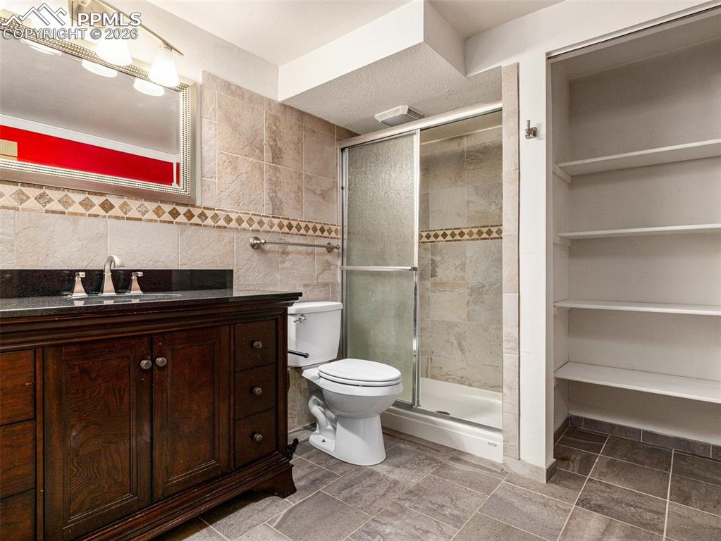 Image 24 of 39: Bathroom