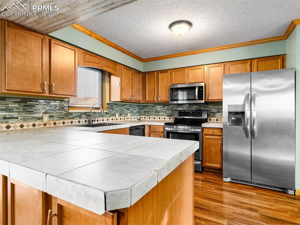 Image 9 of 39: Kitchen