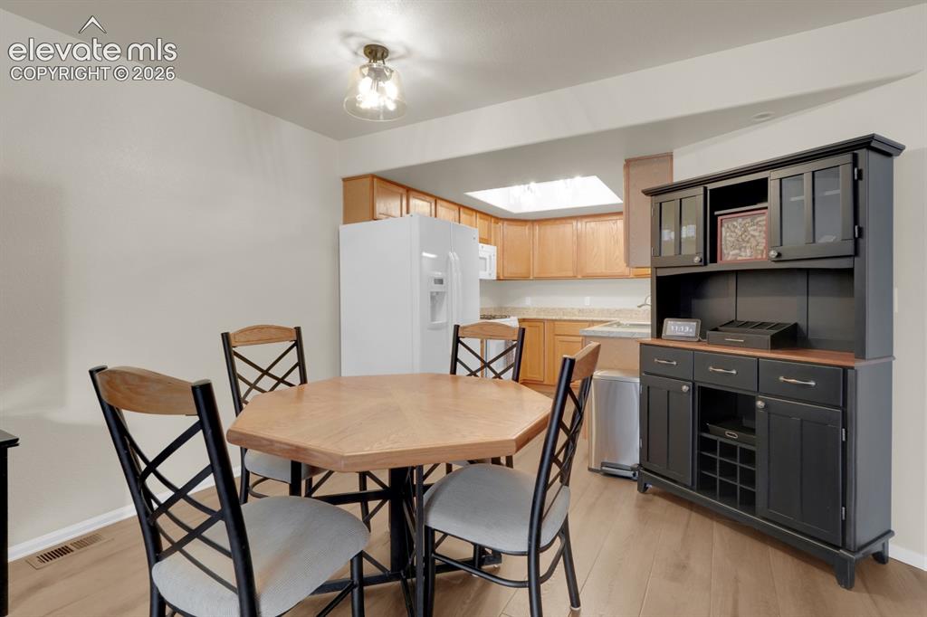 Image 6 of 26: Eat-in kitchen