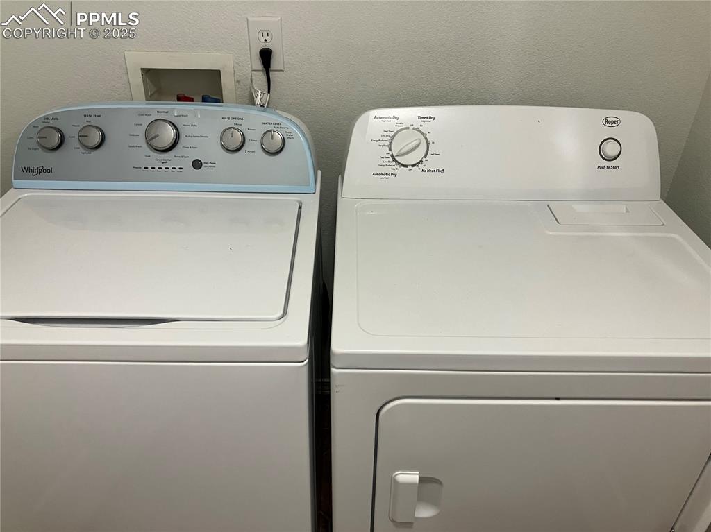 Image 15 of 18: Washer and dryer included