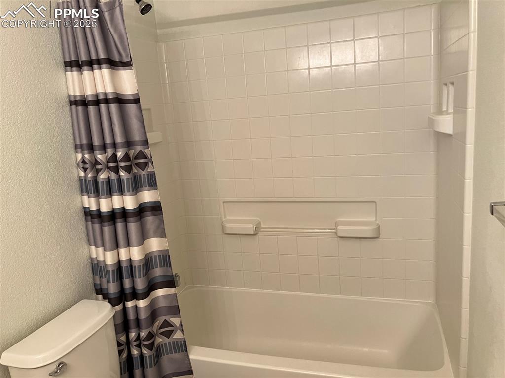 Image 18 of 18: Attached bathroom