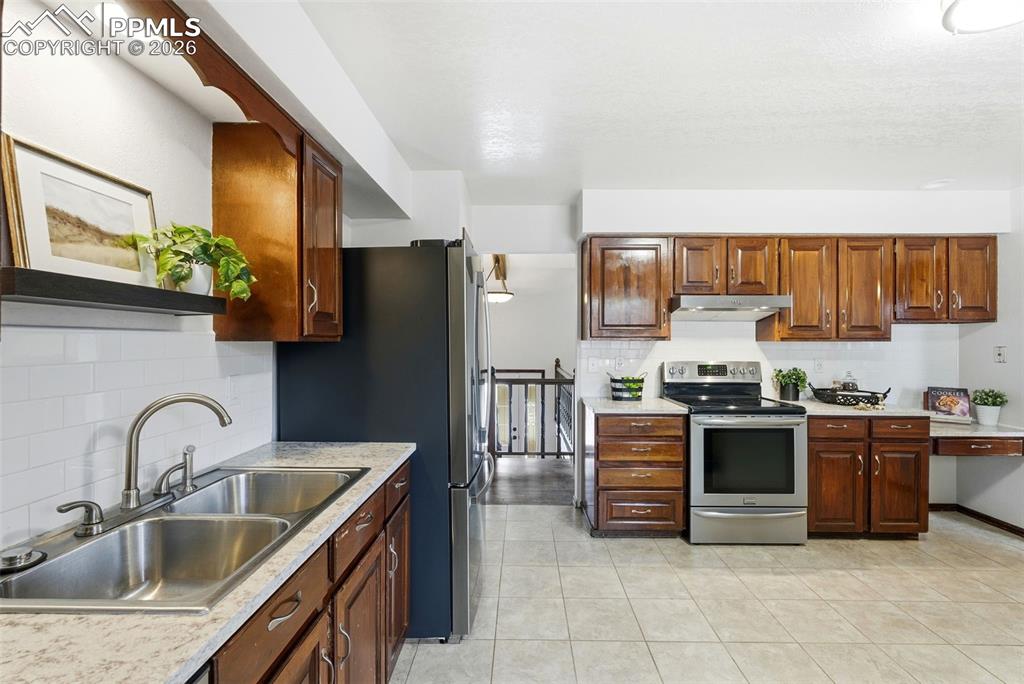 Image 10 of 39: Kitchen