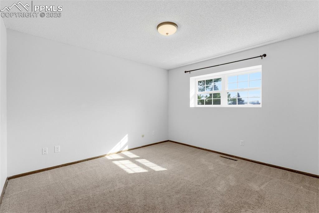 Image 19 of 39: Bed 2