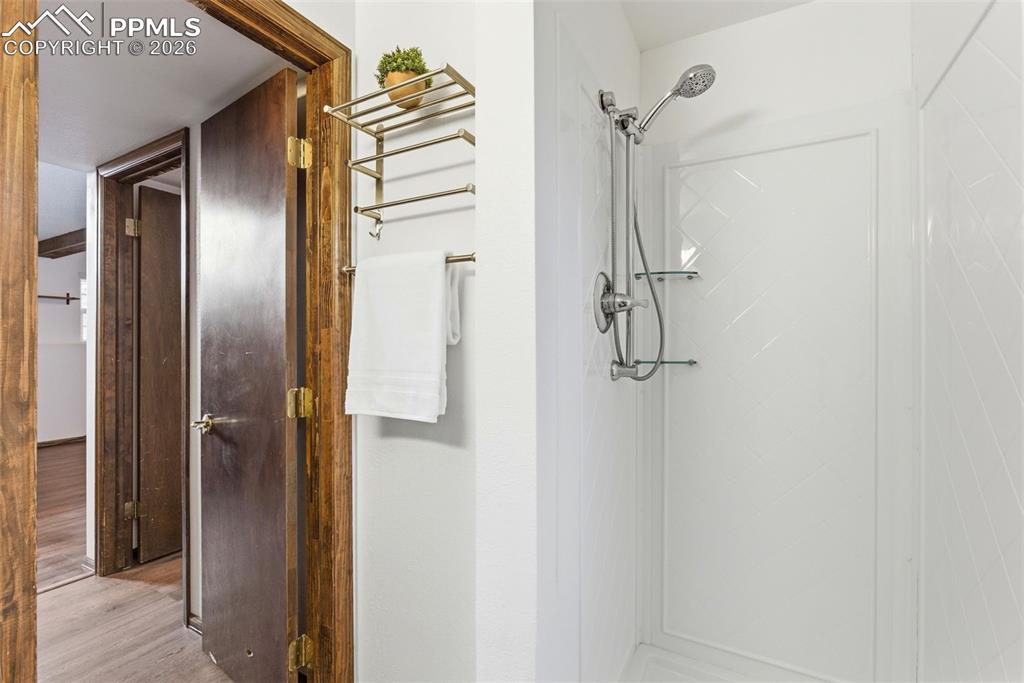 Image 32 of 39: Bath 3 Lower