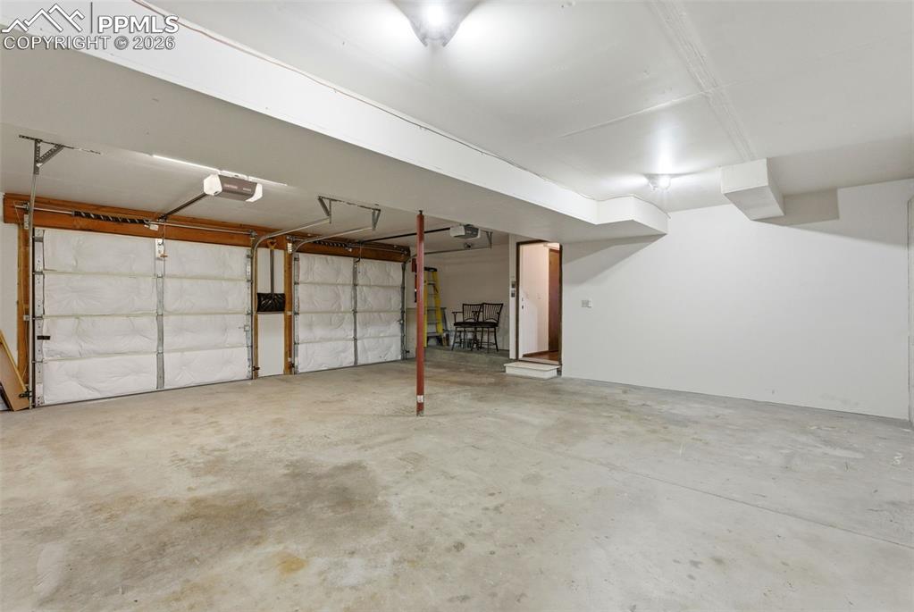 Image 35 of 39: Garage