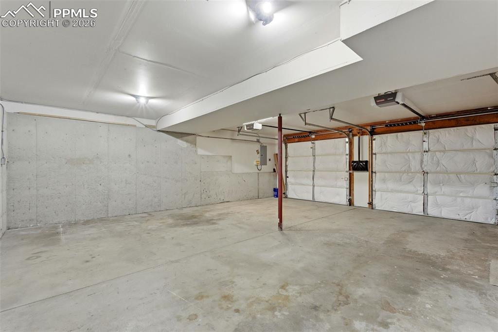 Image 36 of 39: Garage