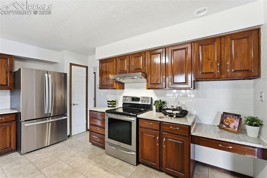 Image 9 of 39: Kitchen
