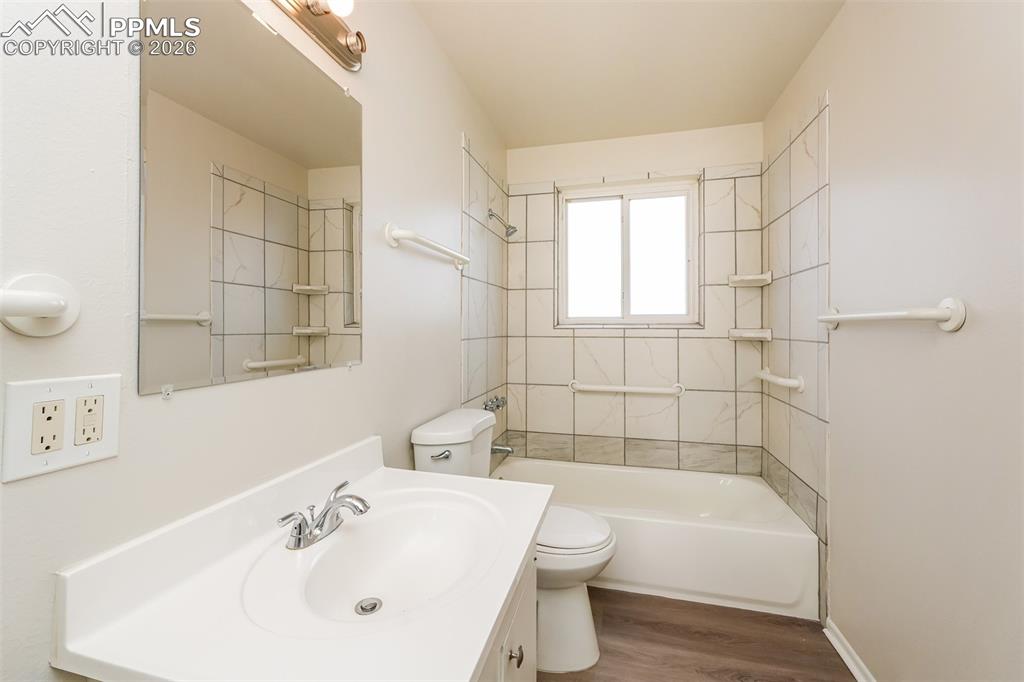 Image 13 of 28: Bathroom