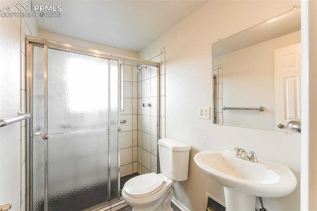 Image 20 of 28: Bathroom