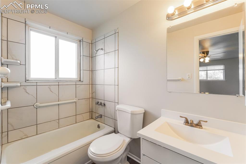 Image 21 of 28: Bathroom