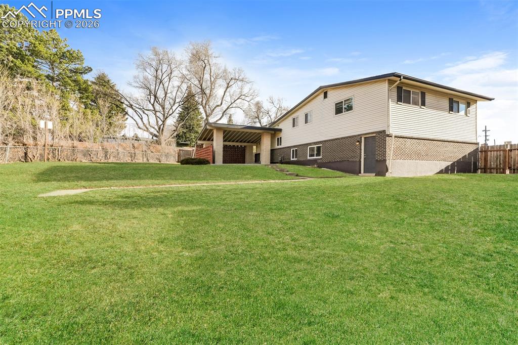 Image 23 of 28: Yard