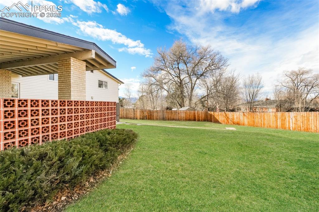 Image 25 of 28: Yard