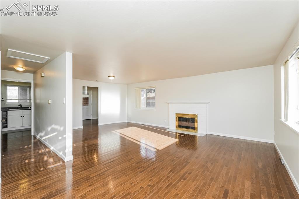 Image 4 of 28: Living Room