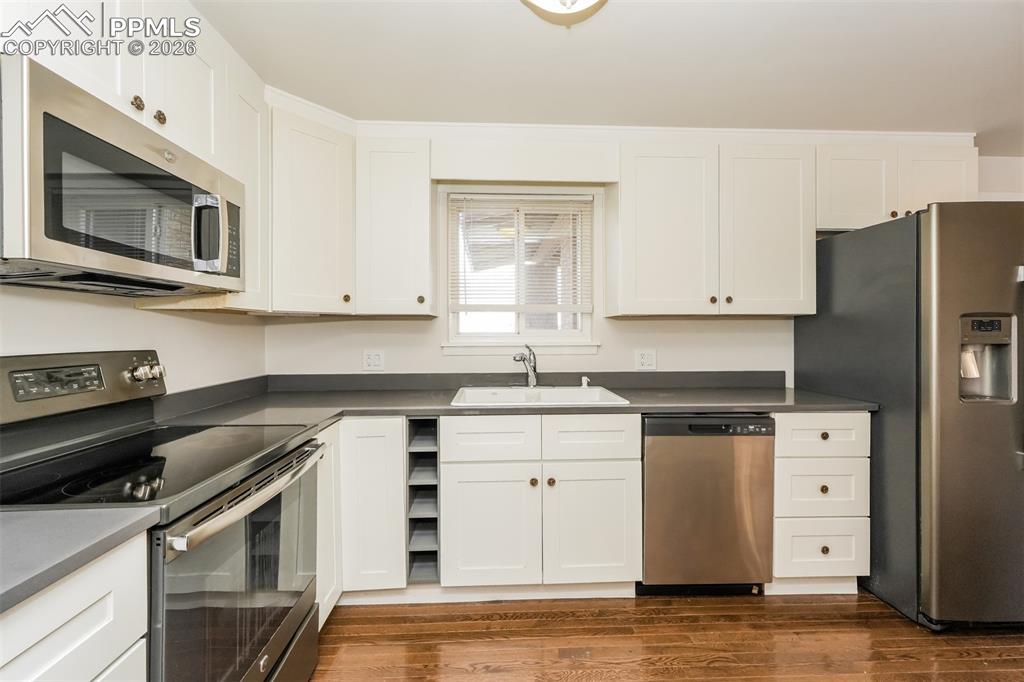 Image 7 of 28: Kitchen