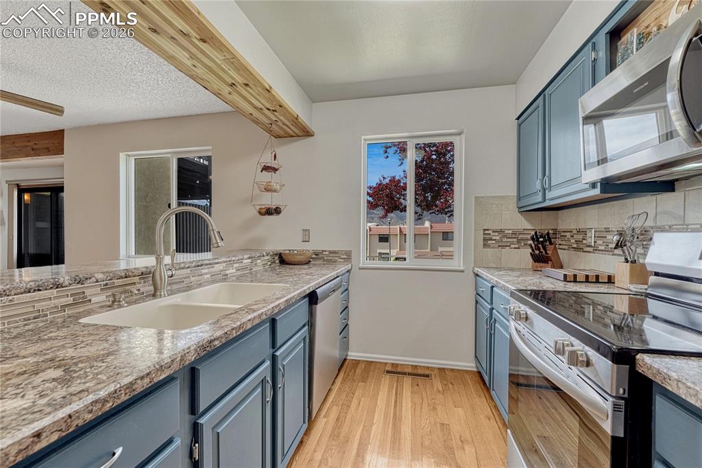 Image 13 of 43: Kitchen