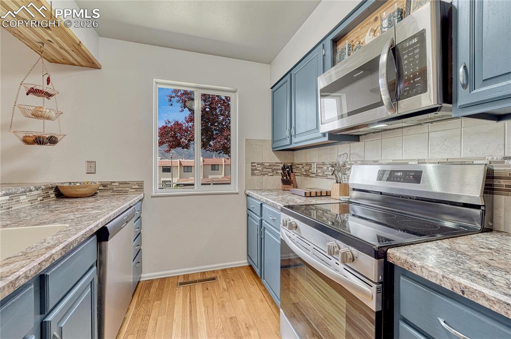 Image 14 of 43: Kitchen