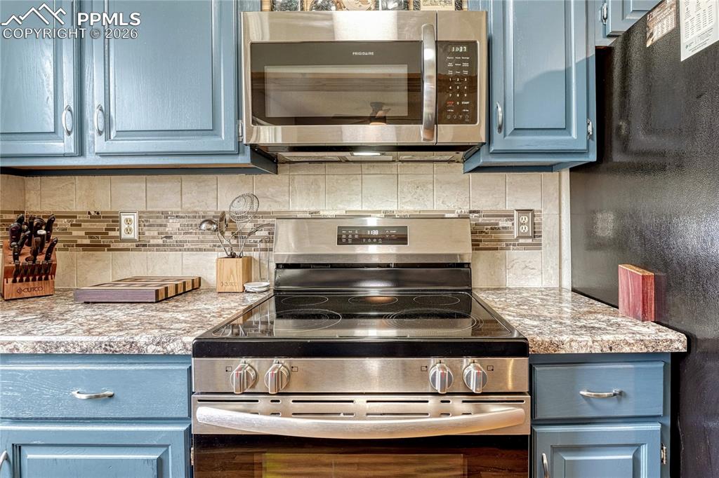 Image 15 of 43: Kitchen