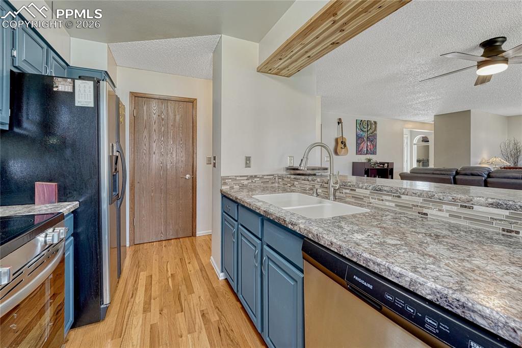 Image 16 of 43: Kitchen