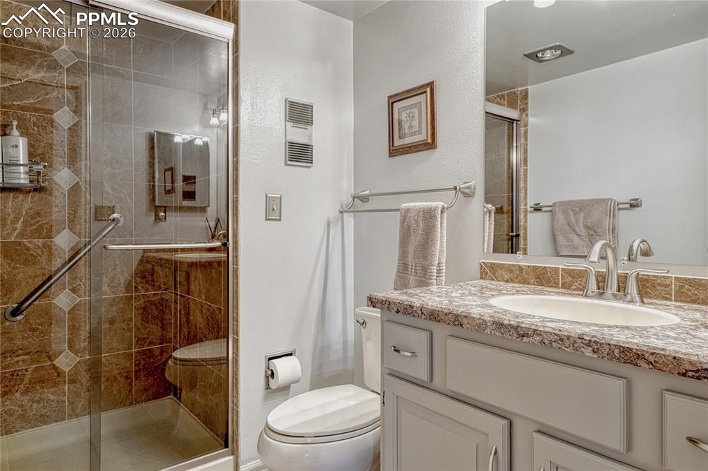 Image 21 of 43: Bathroom