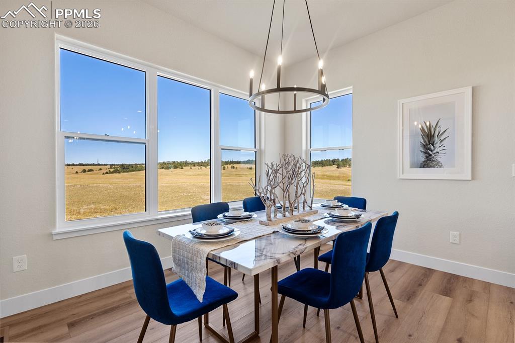 Image 13 of 35: Dining/Eating Nook