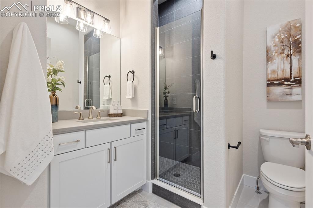 Image 20 of 35: Main level bath