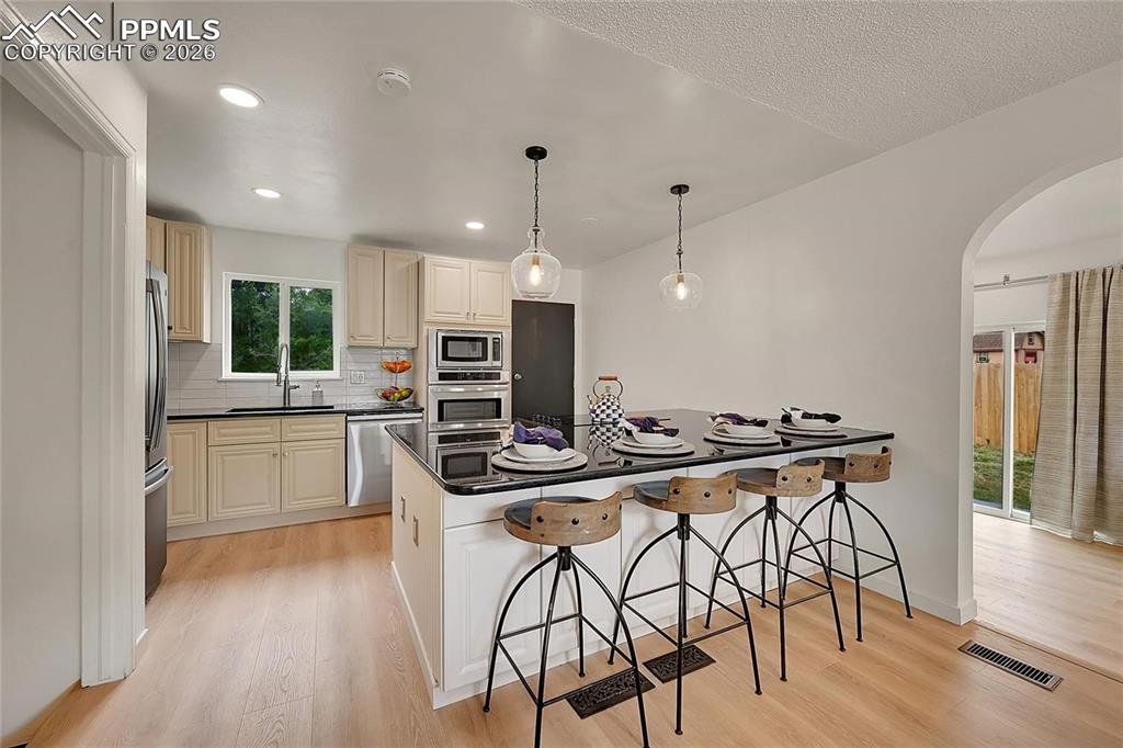 Image 10 of 28: Kitchen