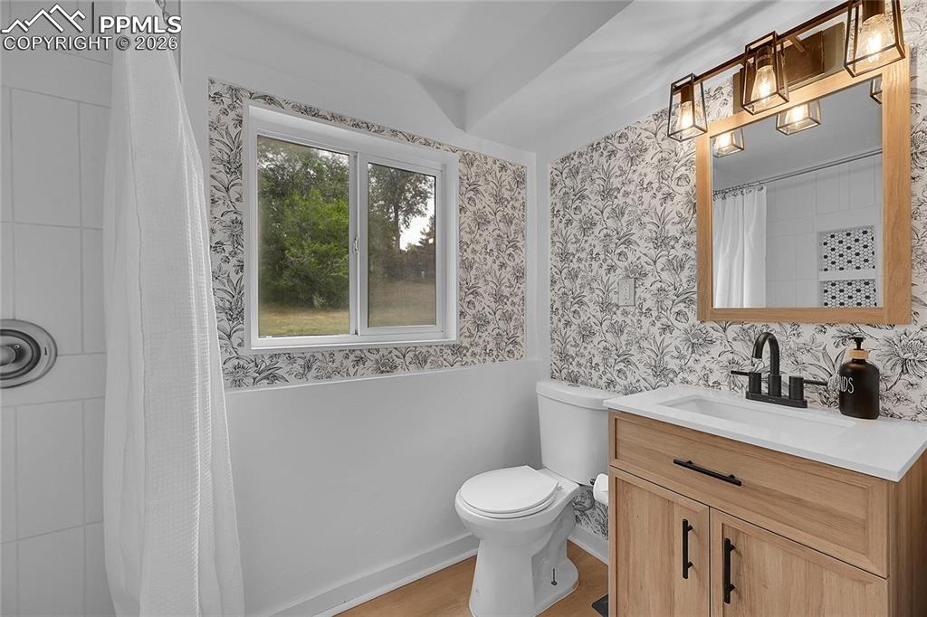 Image 13 of 28: Bathroom