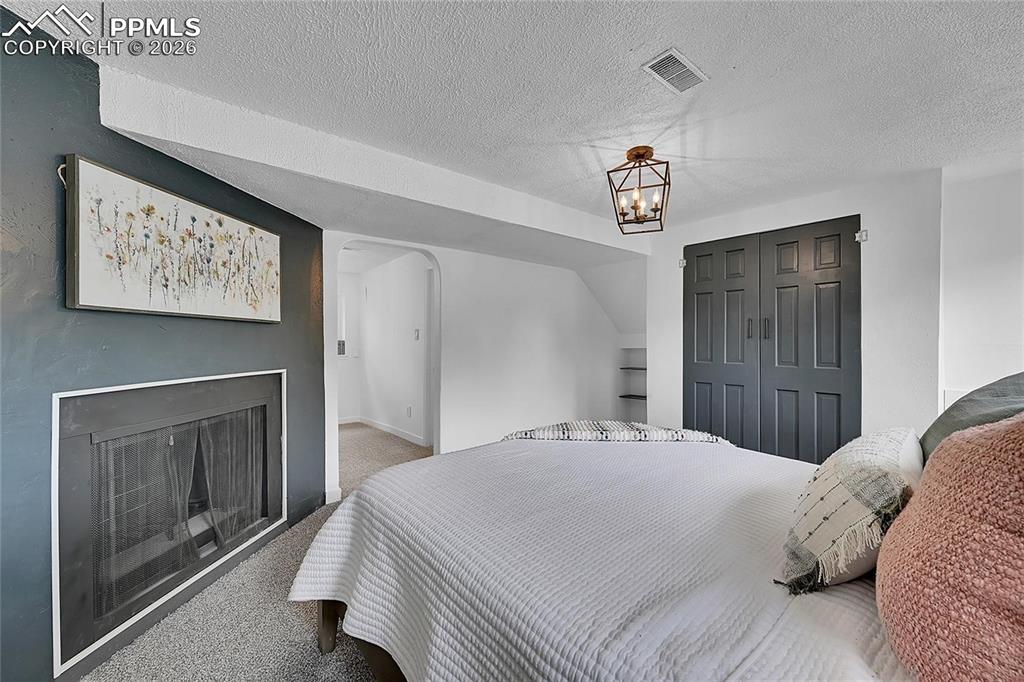 Image 14 of 28: Bedroom