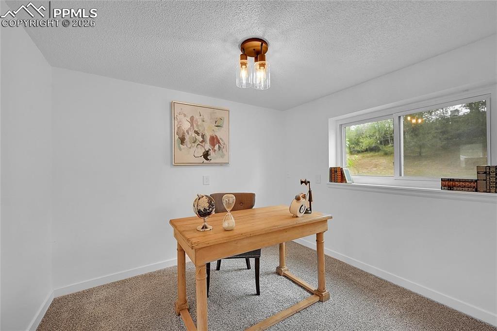 Image 17 of 28: Office