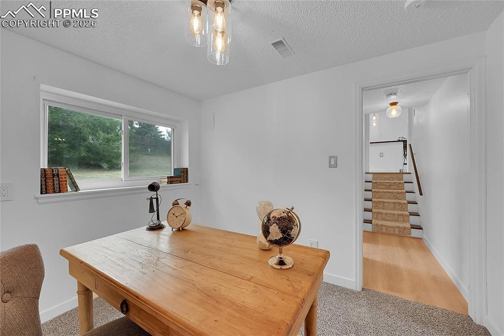 Image 18 of 28: Office