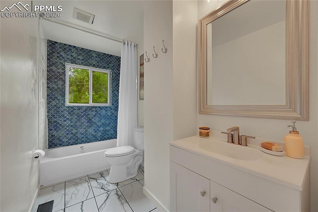 Image 19 of 28: Bathroom