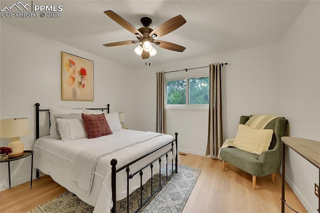 Image 21 of 28: Bedroom