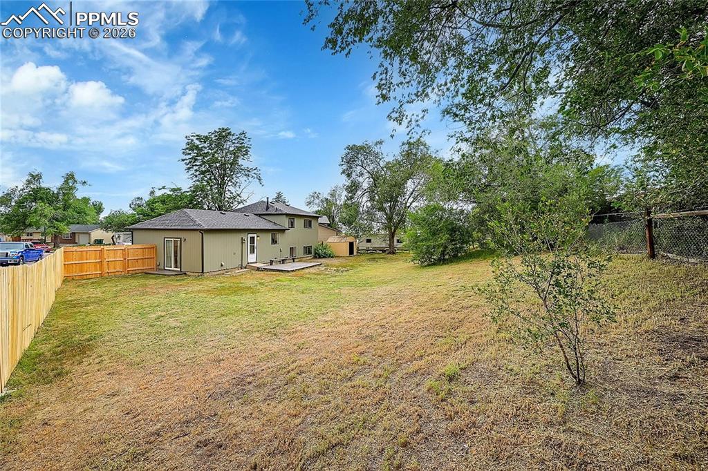 Image 26 of 28: Yard