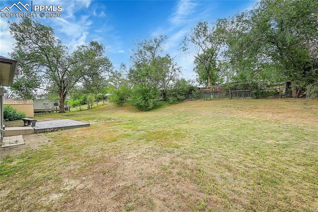 Image 27 of 28: Yard