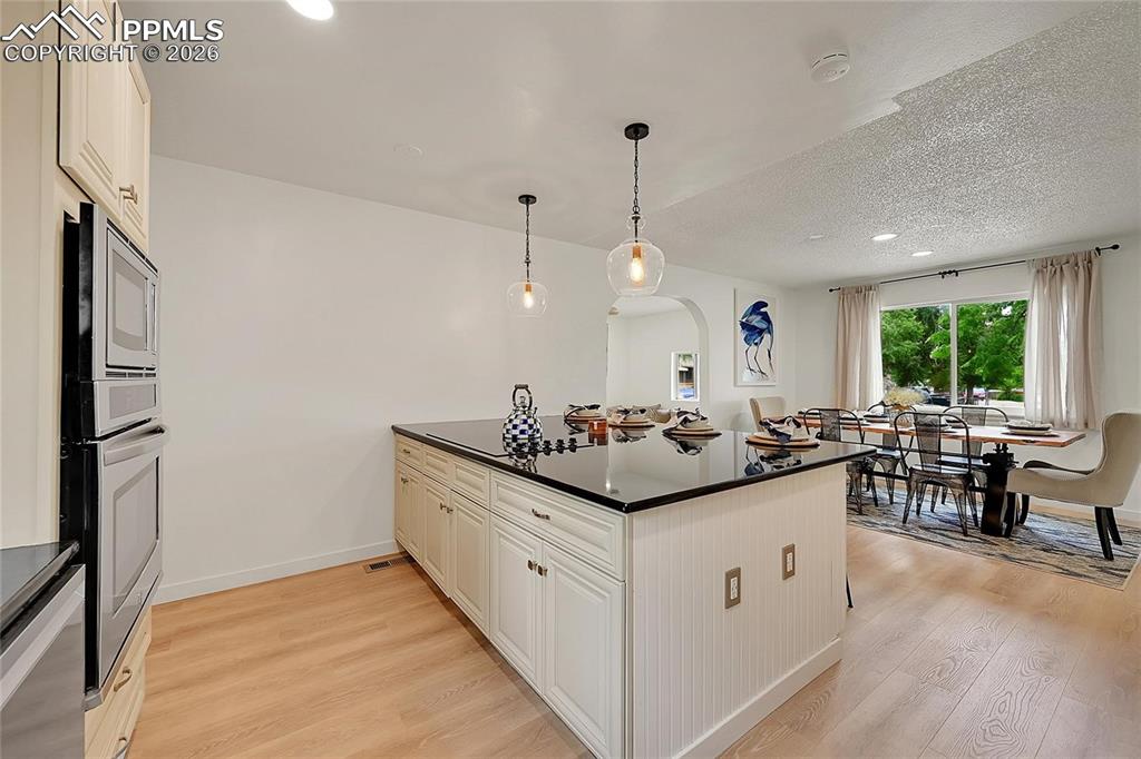 Image 5 of 28: Kitchen