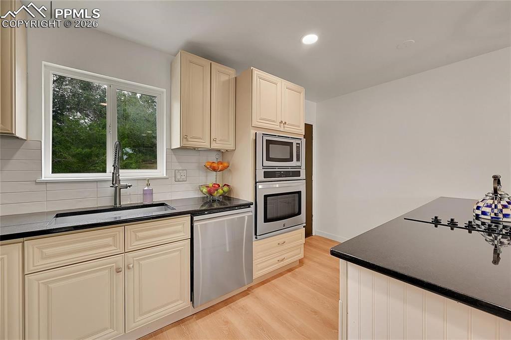 Image 6 of 28: Kitchen