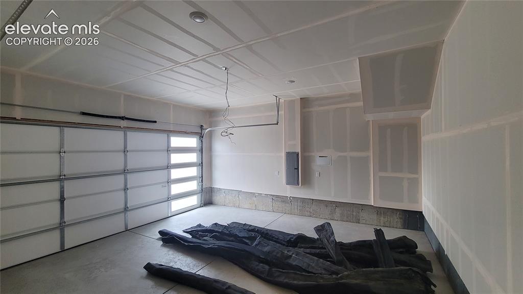 Image 31 of 32: Attached 2-car garage!
